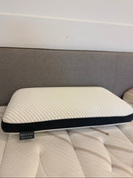 Oreiller ergonomique TOCO Meubles Dreamwave Charcoal blanc avec bordure noire respirante sur un matelas