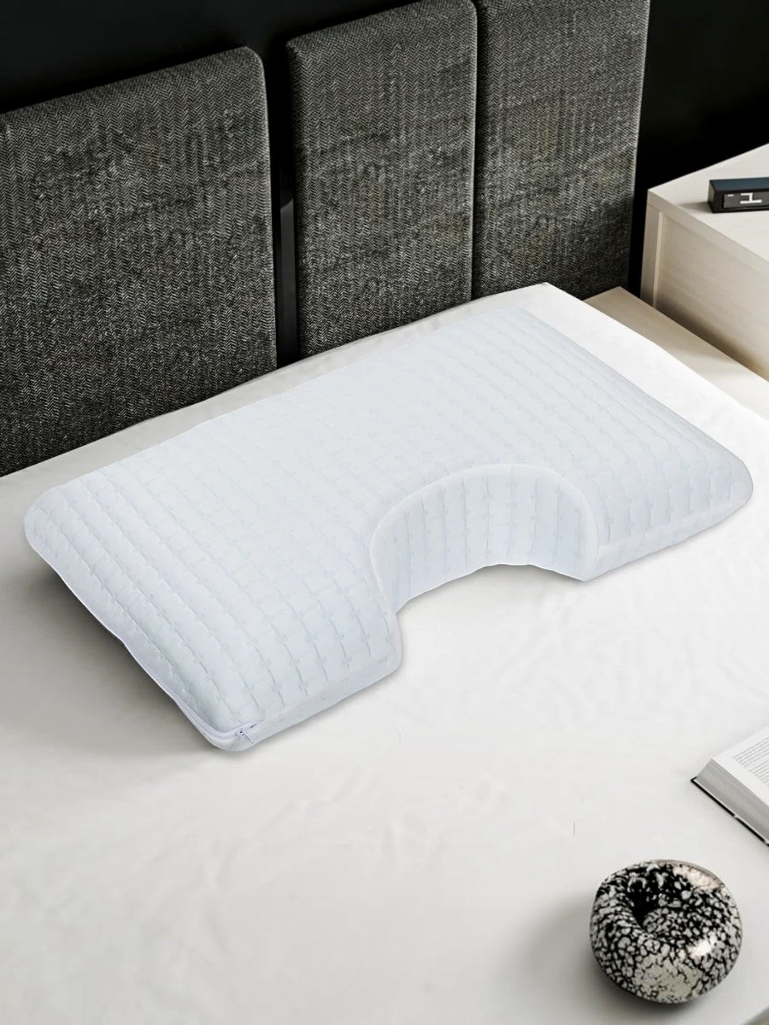 Oreiller ergonomique pour épaules TOCO Meubles en mousse à mémoire de forme blanche avec découpe pour dormeurs latéraux