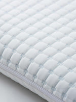 Oreiller ergonomique TOCO Meubles Bloo Ice en mousse à mémoire de forme avec housse blanche matelassée et détails bleus
