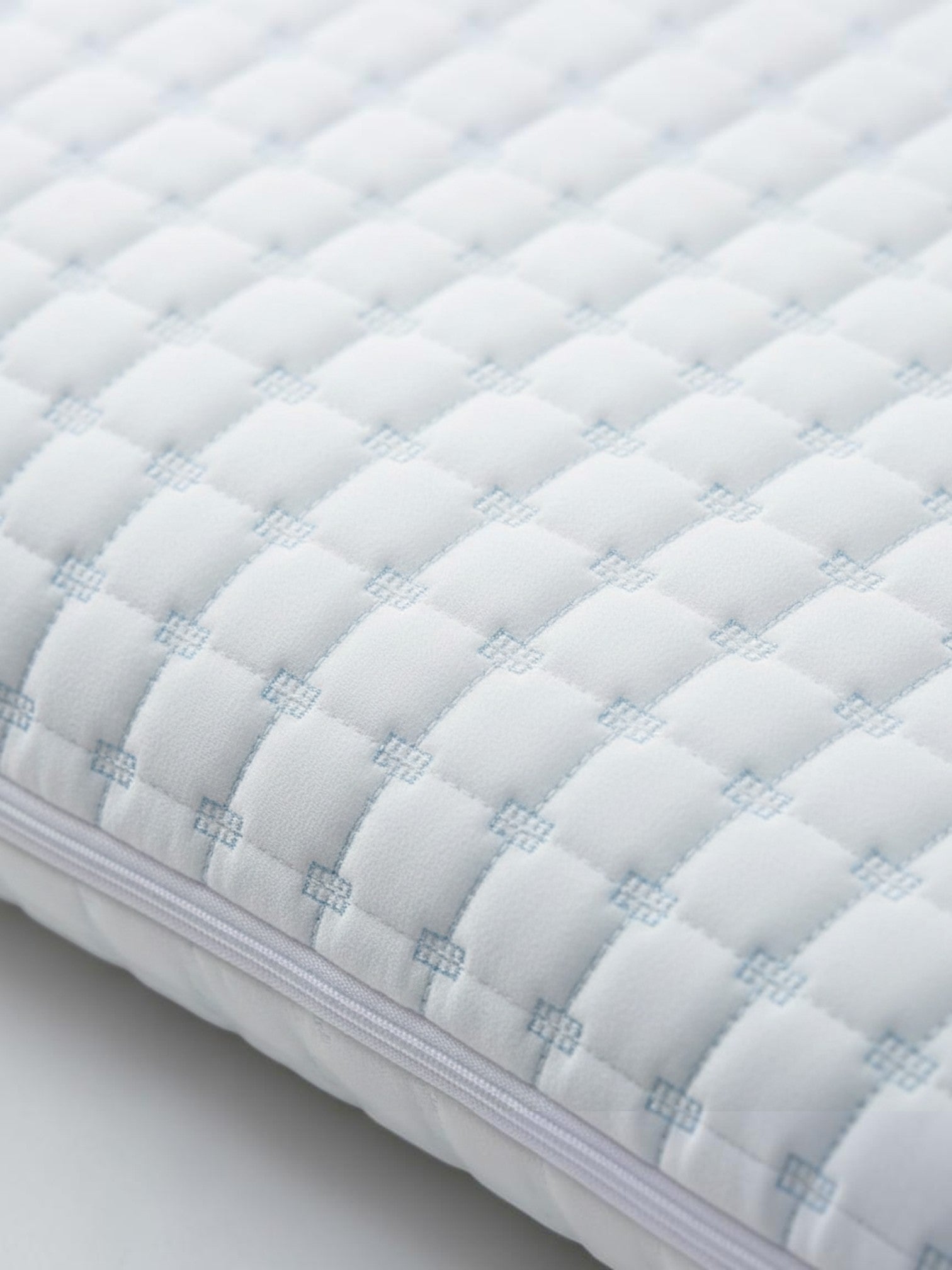 Oreiller ergonomique TOCO Meubles Bloo Ice en mousse à mémoire de forme avec housse blanche matelassée et détails bleus