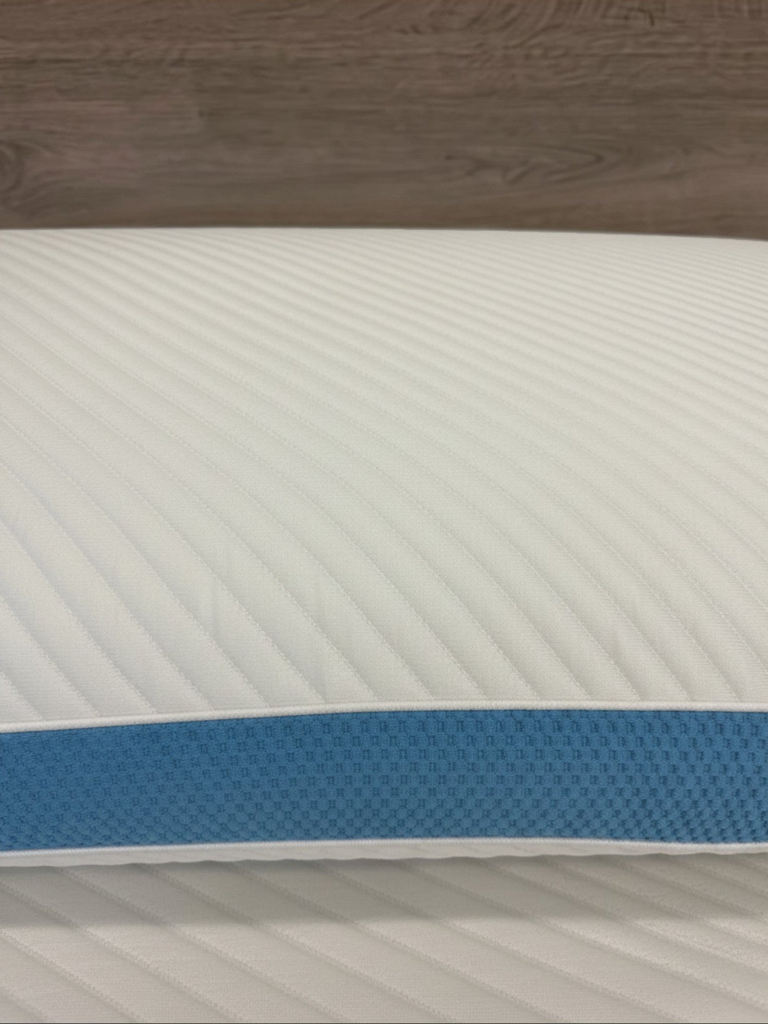 Oreiller Dreamwave Gel de TOCO Meubles avec revêtement blanc texturé et bande latérale bleue respirante