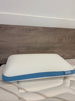 Oreiller ergonomique TOCO Meubles Dreamwave Gel blanc avec bande latérale bleue rafraîchissante sur un matelas