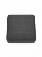 Ottoman surdimensionné Ambee de TOCO Meubles en tissu gris ardoise avec un motif à carreaux surpiqué