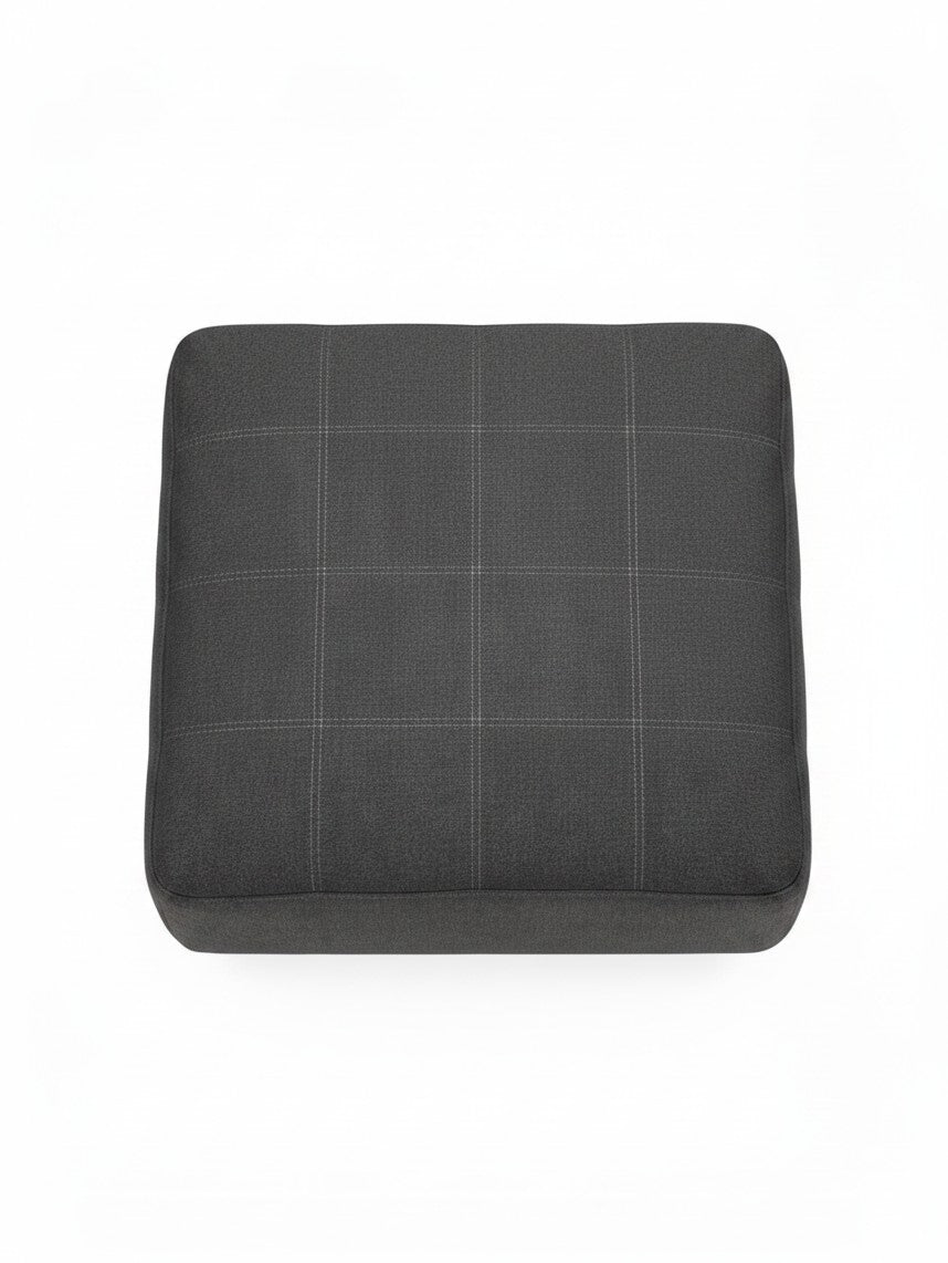 Ottoman surdimensionné Ambee de TOCO Meubles en tissu gris ardoise avec un motif à carreaux surpiqué