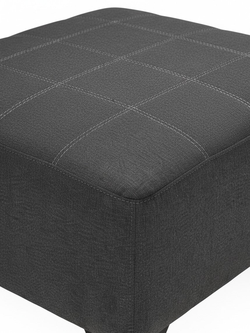 Ottoman surdimensionné Ambee de TOCO Meubles en tissu gris ardoise avec coutures décoratives en damier