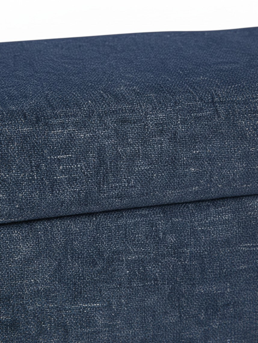 Gros plan sur le tissu bleu texturé de l'ottoman Evan de la marque TOCO Meubles