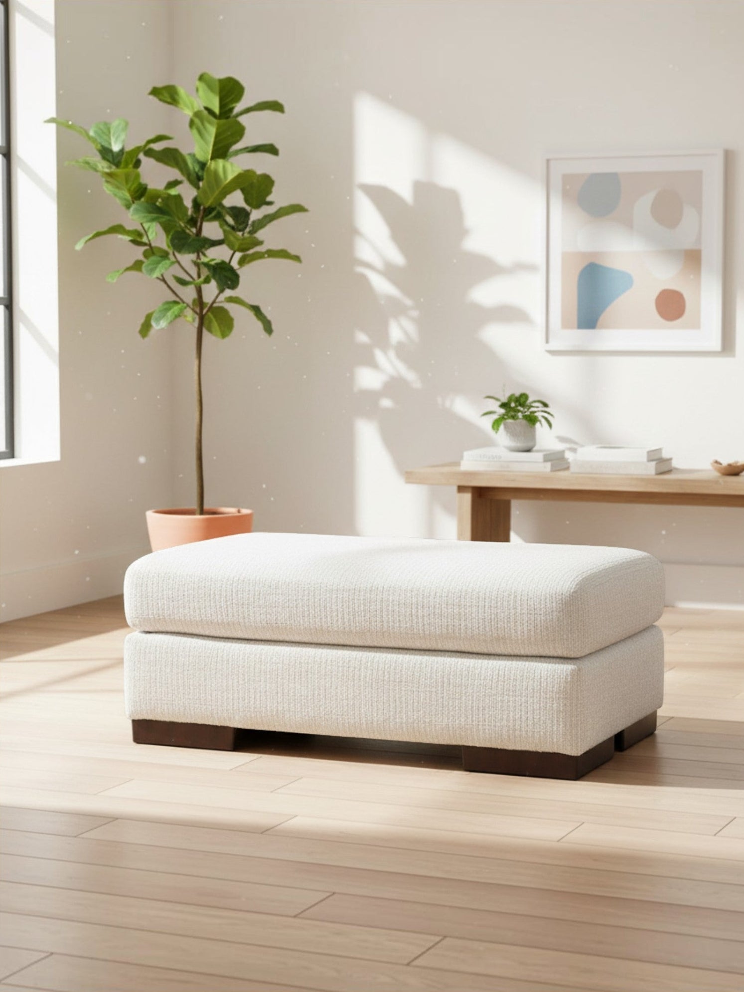 Ottoman Figaro TOCO Meubles rectangulaire en tissu texturé blanc cassé avec pieds en bois foncé dans un salon