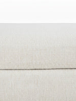 Gros plan sur la texture en tissu beige clair du pouf Ottoman Figaro de la marque TOCO Meubles