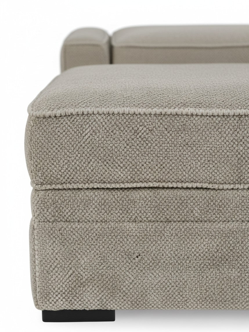Ottoman Kael de TOCO Meubles en tissu texturé beige avec rangement intégré et coutures apparentes