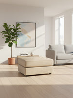 Ottoman Kelso TOCO Meubles couleur sable au design surdimensionné dans un salon lumineux et moderne