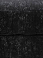 Gros plan sur le tissu texturé noir de l'ottoman Mistral par TOCO Meubles