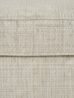 Gros plan sur le tissu texturé beige clair de l'ottoman Moka de TOCO Meubles avec coutures détaillées