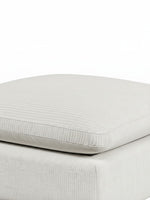 Ottoman Montrose de TOCO Meubles en tissu texturé beige clair avec un design minimaliste et des lignes épurées