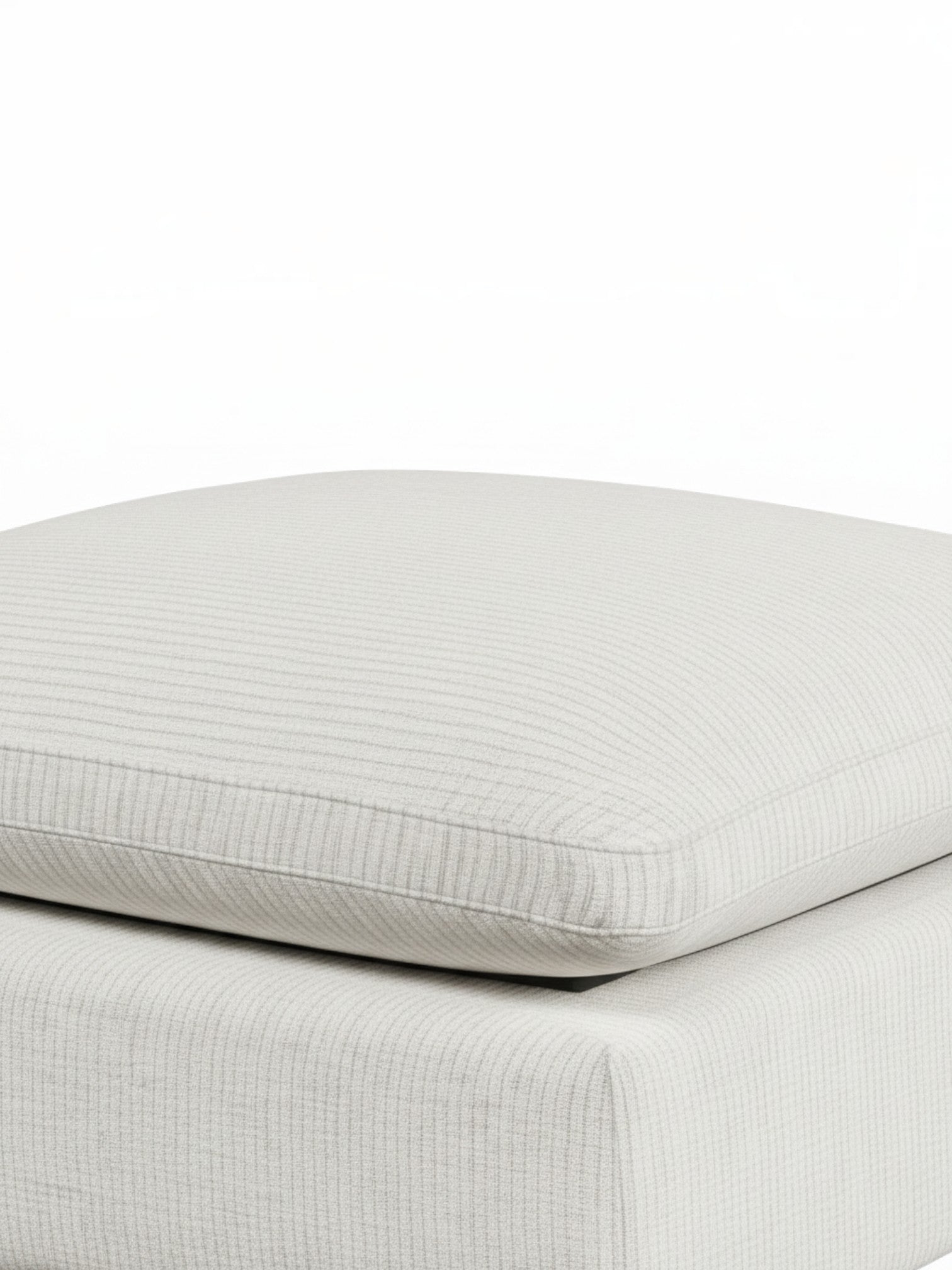 Ottoman Montrose de TOCO Meubles en tissu texturé beige clair avec un design minimaliste et des lignes épurées