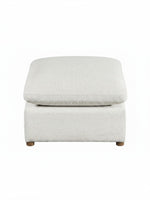Ottoman Montrose de TOCO Meubles en tissu texturé beige clair avec pieds en bois massif