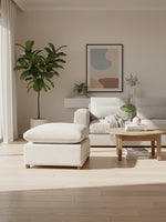 Ottoman Montrose de TOCO Meubles en tissu beige texturé dans un salon lumineux au style scandinave