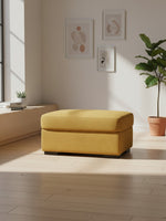 Ottoman Owick TOCO Meubles jaune tournesol en tissu texturé dans un salon lumineux et moderne