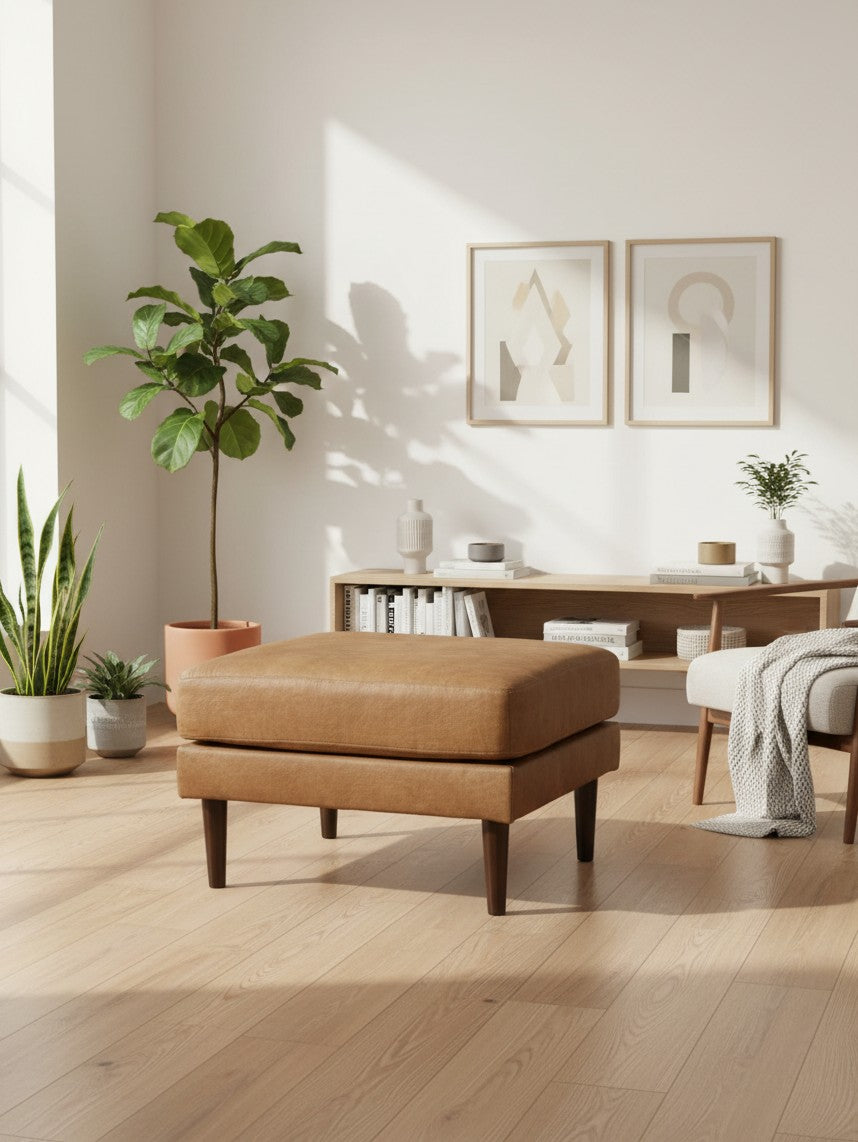 Ottoman Telora TOCO Meubles en cuir caramel avec pieds en bois foncé dans un salon moderne et lumineux