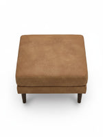 Ottoman Telora couleur caramel par TOCO Meubles avec pieds en bois foncé et revêtement en tissu doux