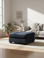 Ottoman Toscana TOCO Meubles bleu marine en tissu texturé dans un salon lumineux avec canapé et plantes