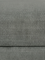 Gros plan sur le tissu texturé gris anthracite de l'ottoman Zela par TOCO Meubles
