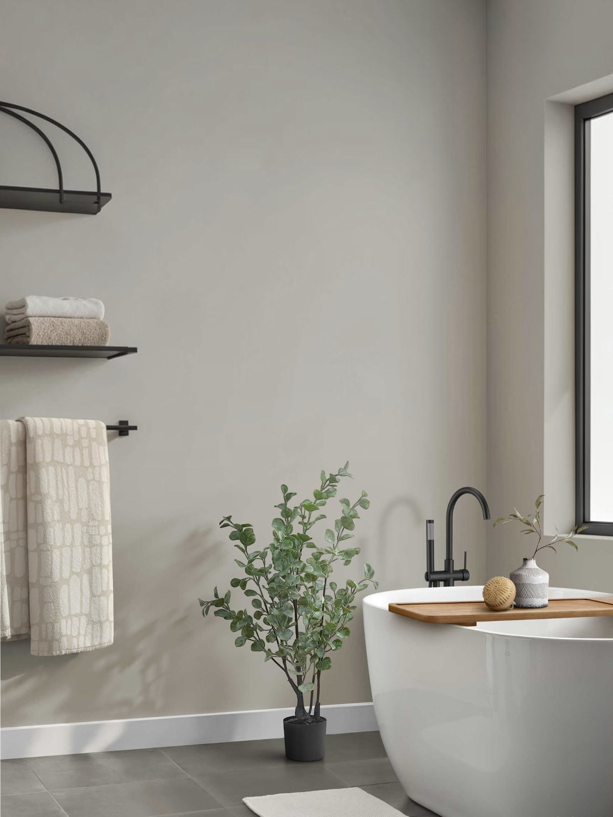 Plante artificielle Eucalyptus TOCO Meubles au feuillage réaliste dans un pot noir, posée dans une salle de bain moderne