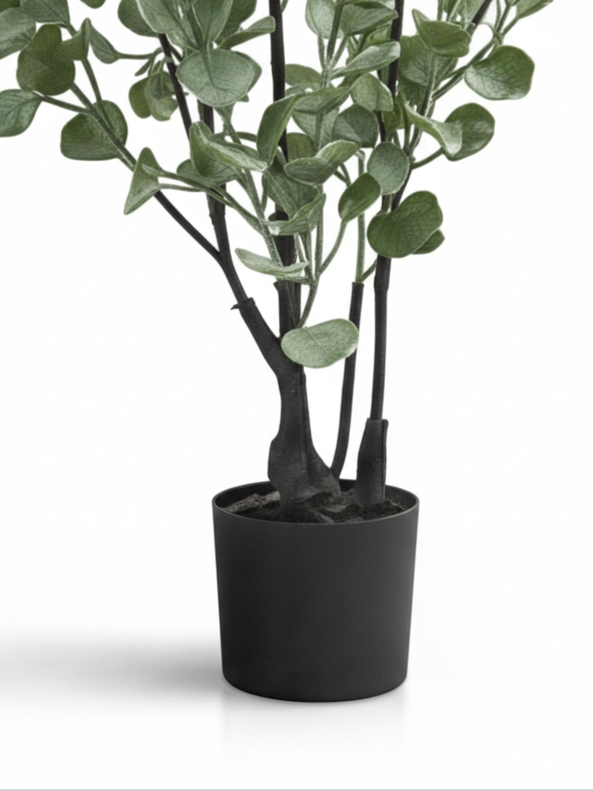 Plante artificielle Eucalyptus TOCO Meubles avec feuillage vert réaliste dans un pot noir minimaliste