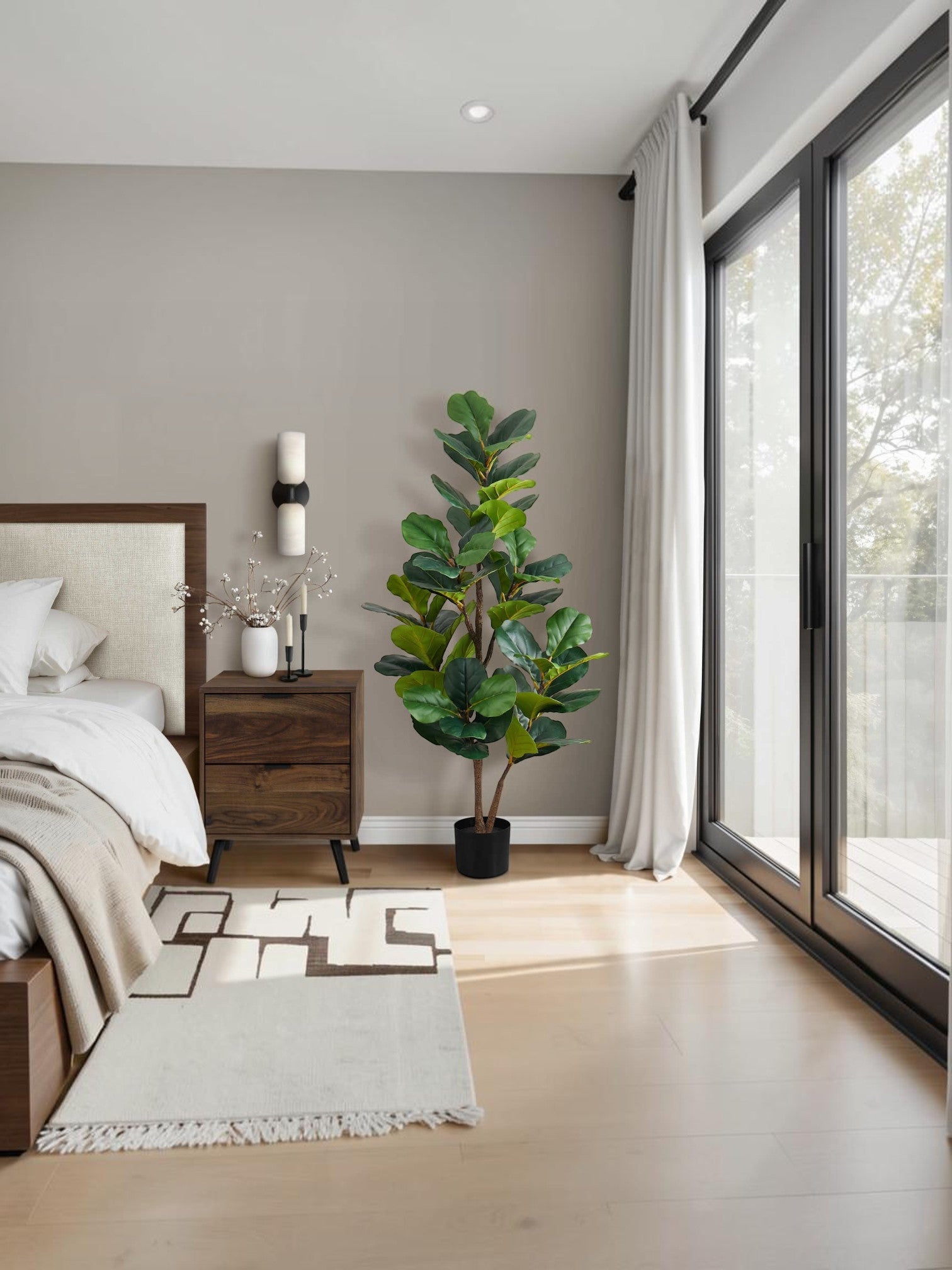 Plante artificielle Kami TOCO Meubles avec feuillage vert luxuriant dans un pot noir, installée dans une chambre.