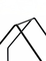 Porte-bougies de table Leopold par TOCO Meubles au design minimaliste en métal noir aux lignes géométriques épurées