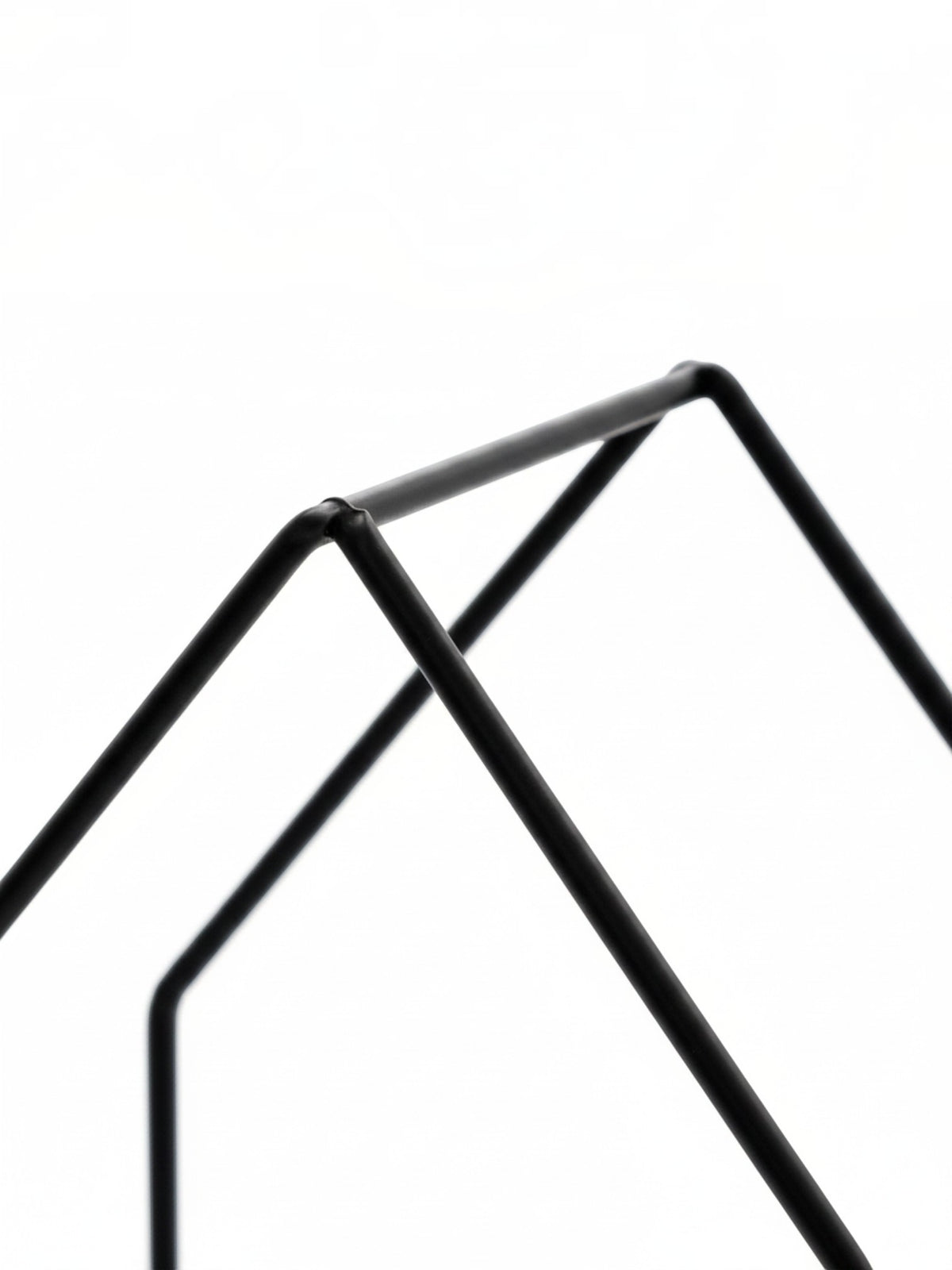 Porte-bougies de table Leopold par TOCO Meubles au design minimaliste en métal noir aux lignes géométriques épurées