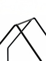 Porte-bougies de table Leopold par TOCO Meubles au design minimaliste en métal noir aux lignes géométriques épurées