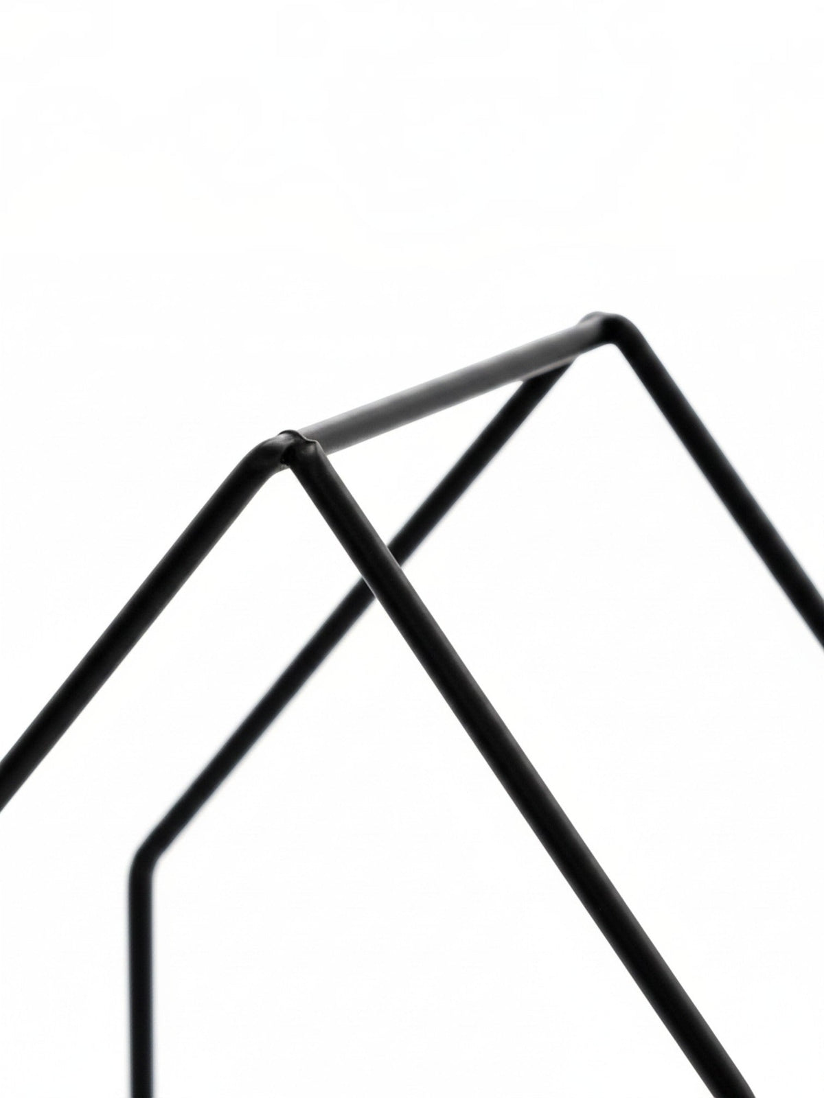Porte-bougies de table Leopold par TOCO Meubles au design minimaliste en métal noir aux lignes géométriques épurées