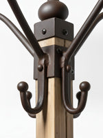 Porte-manteau TOCO Meubles Lamba avec crochets en métal noir et structure en bois clair pour une entrée contemporaine