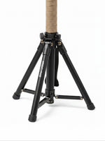 Base tripode noire en métal du porte-manteau TOCO Meubles Lamba avec détails en bois clair