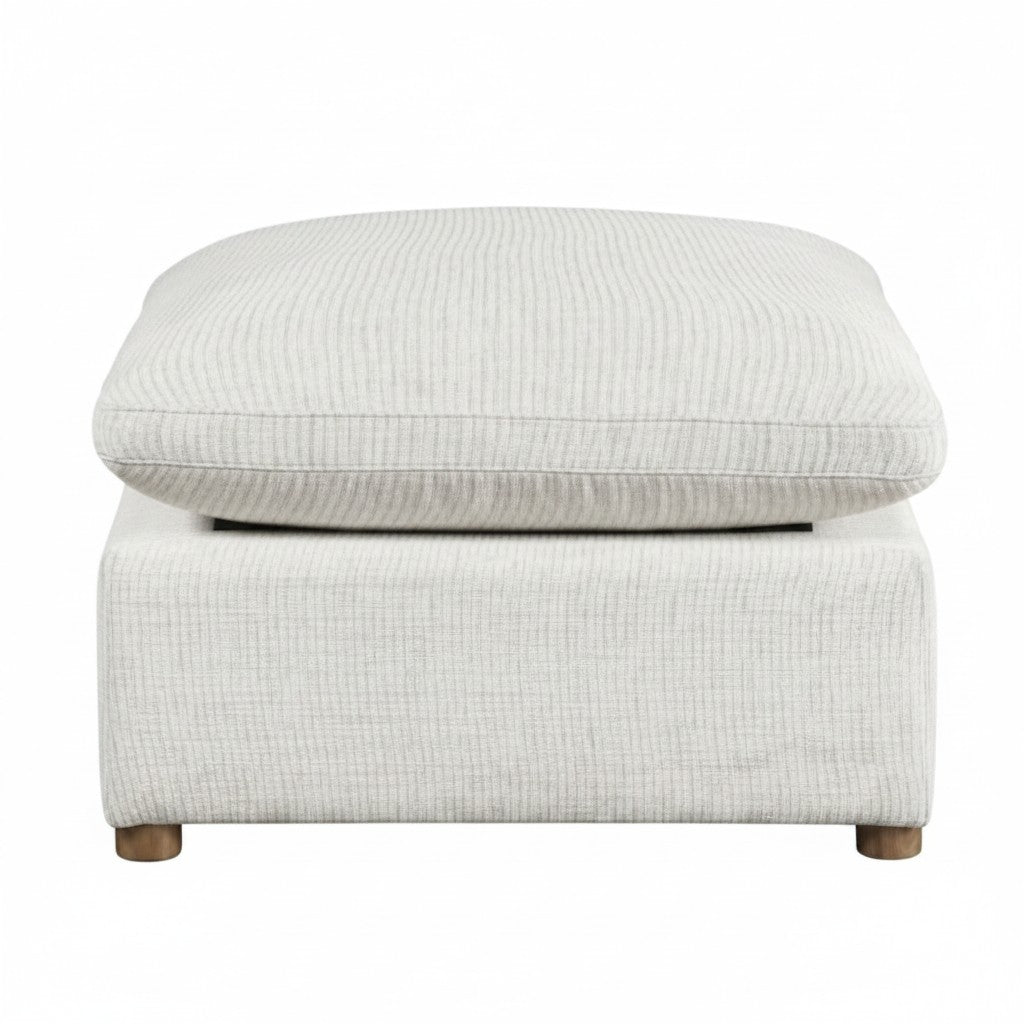 Pouf modulaire TOCO Meubles Montrose en tissu chenille beige texturé avec pieds en bois sur fond blanc