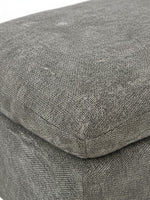 Gros plan sur le tissu texturé gris du pouf Ottoman Faro de TOCO Meubles