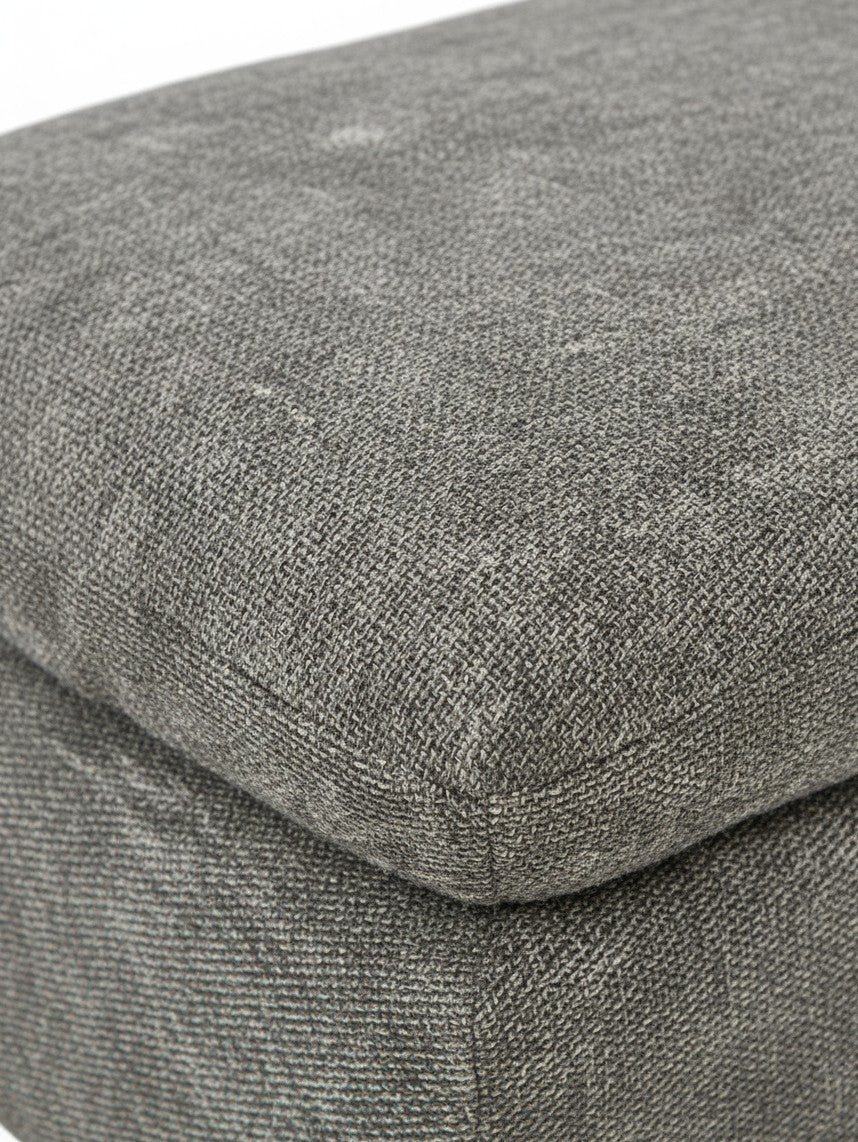 Gros plan sur le tissu texturé gris du pouf Ottoman Faro de TOCO Meubles