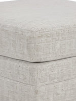 Gros plan sur le pouf accent surdimensionné Koralynn de TOCO Meubles en tissu texturé couleur pierre