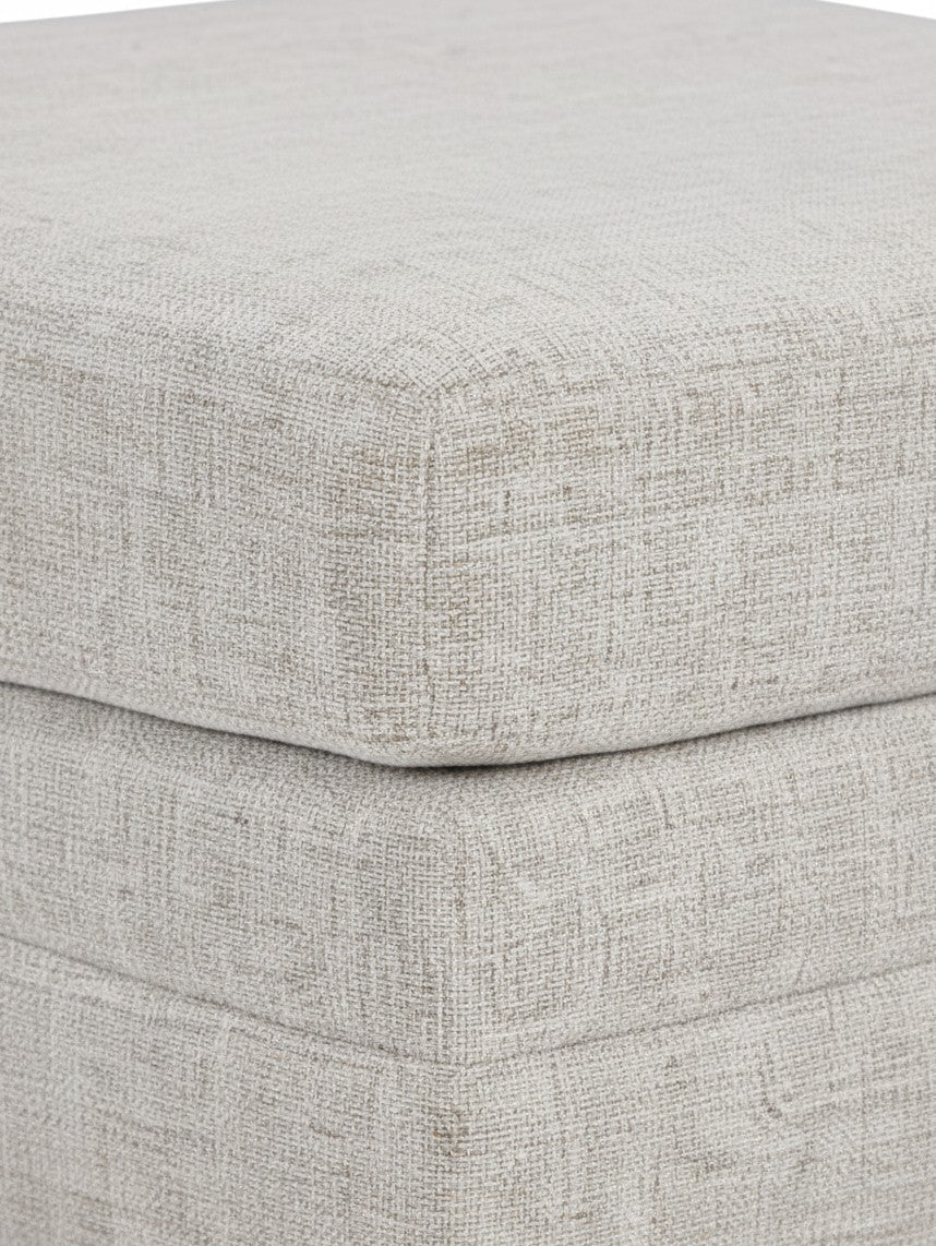 Gros plan sur le pouf accent surdimensionné Koralynn de TOCO Meubles en tissu texturé couleur pierre