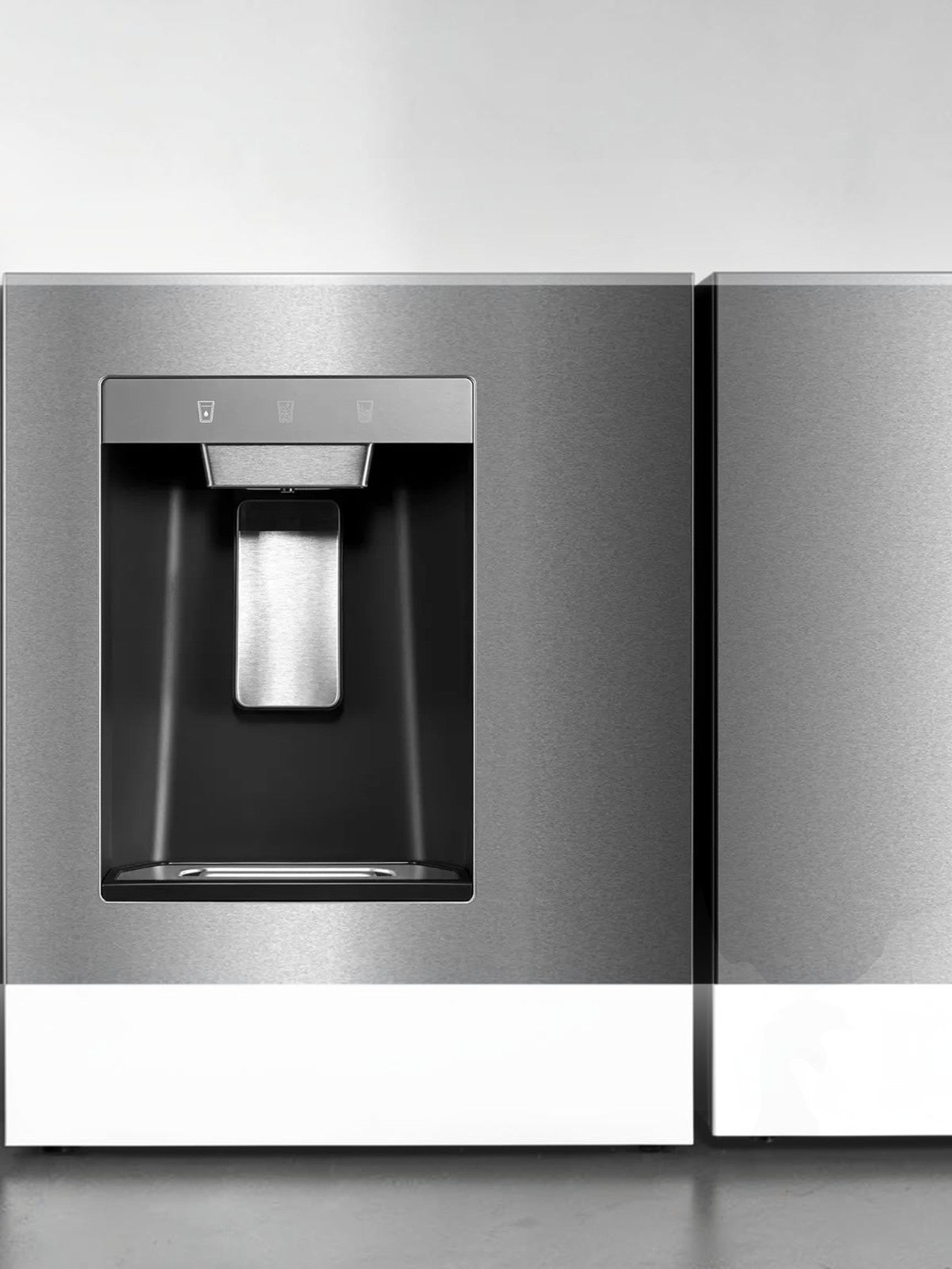 Distributeur d'eau et de glaçons intégré sur porte de réfrigérateur MIDEA en acier inoxydable chez TOCO Meubles