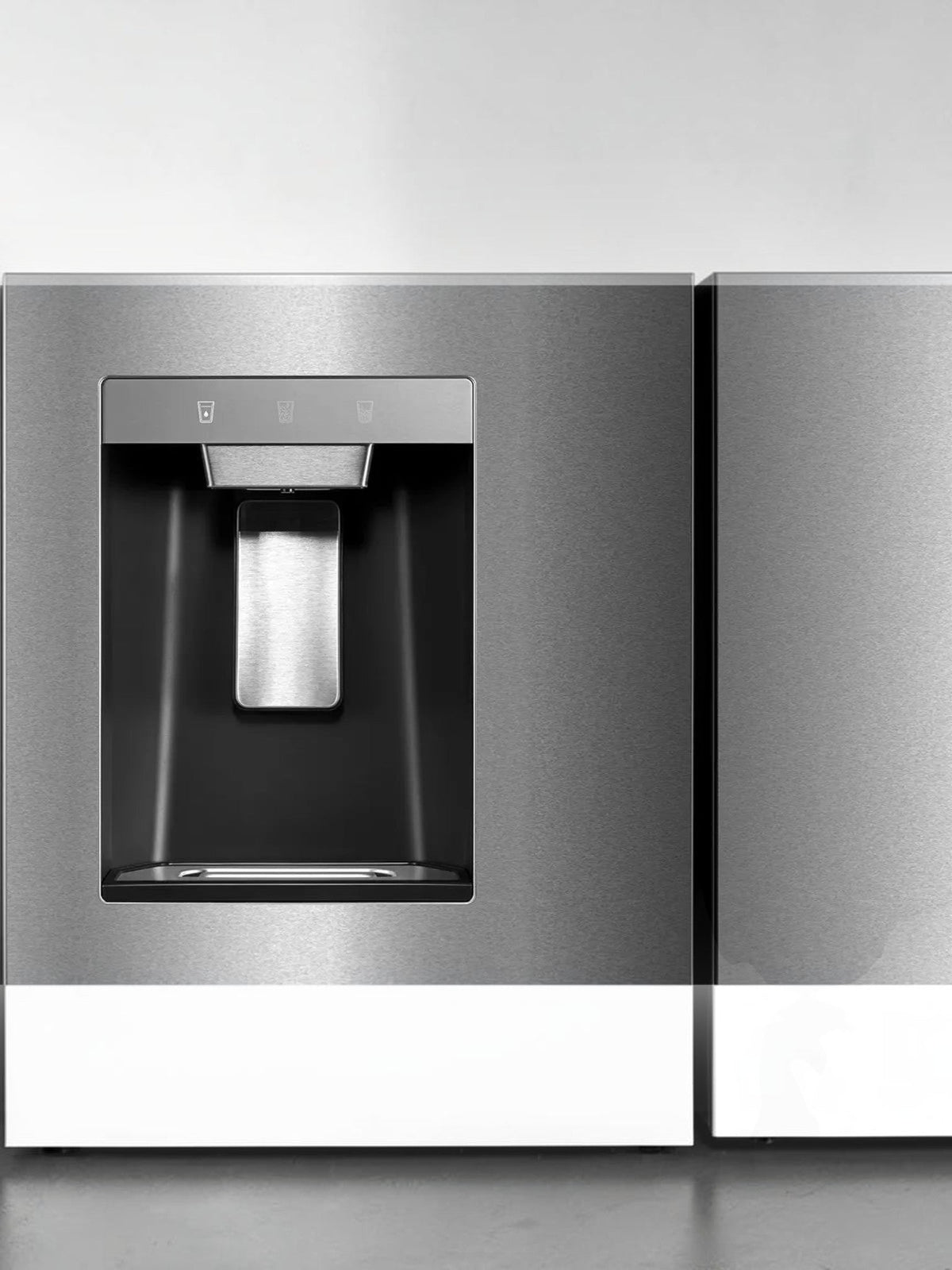 Distributeur d'eau et de glaçons intégré sur porte de réfrigérateur MIDEA en acier inoxydable chez TOCO Meubles