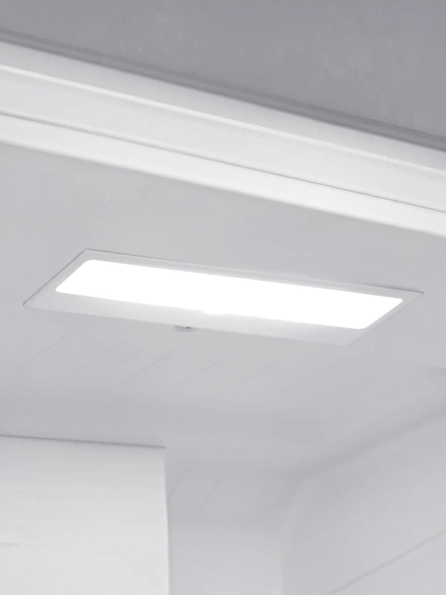 Éclairage intérieur à DEL lumineux dans le réfrigérateur MIDEA chez TOCO Meubles pour une visibilité optimale