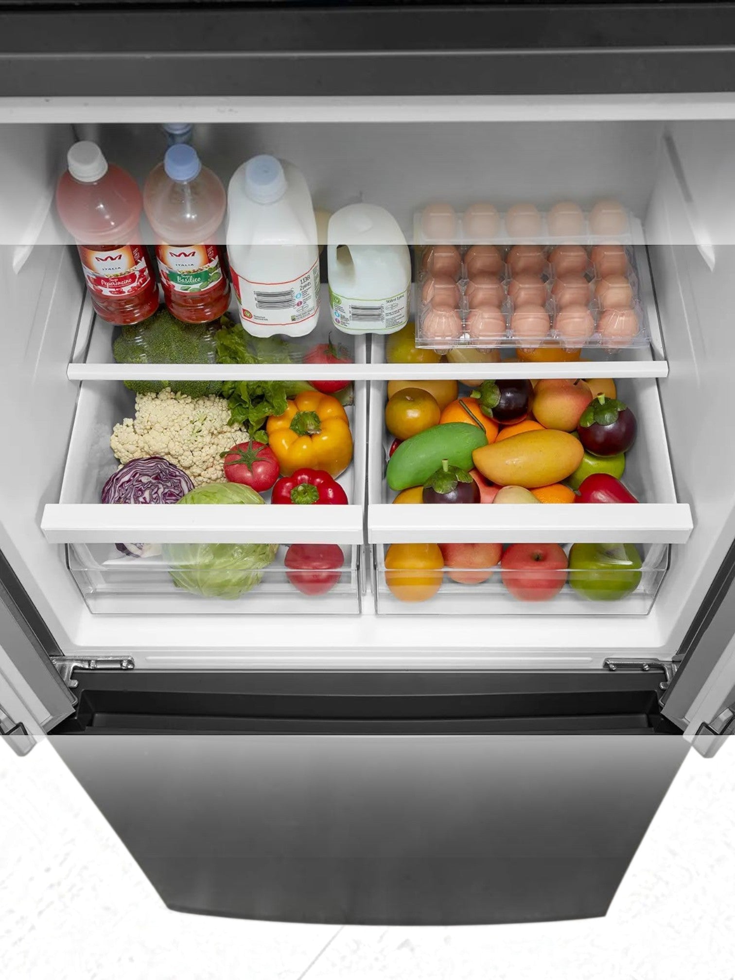Intérieur du réfrigérateur MIDEA de TOCO Meubles avec tablettes organisées, tiroirs à légumes et bacs de porte remplis