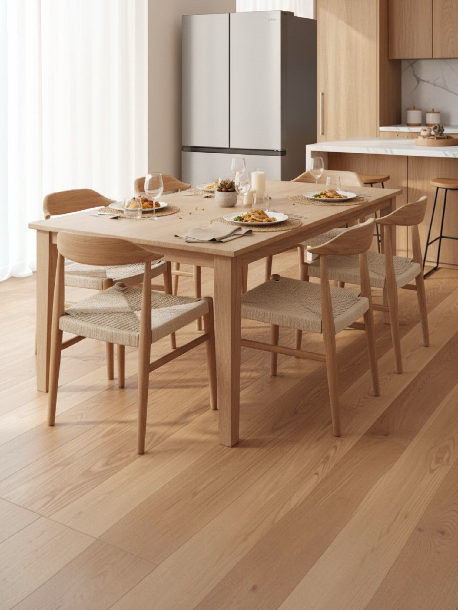 Réfrigérateur MIDEA à portes françaises en acier inoxydable dans une cuisine moderne avec table à manger TOCO Meubles