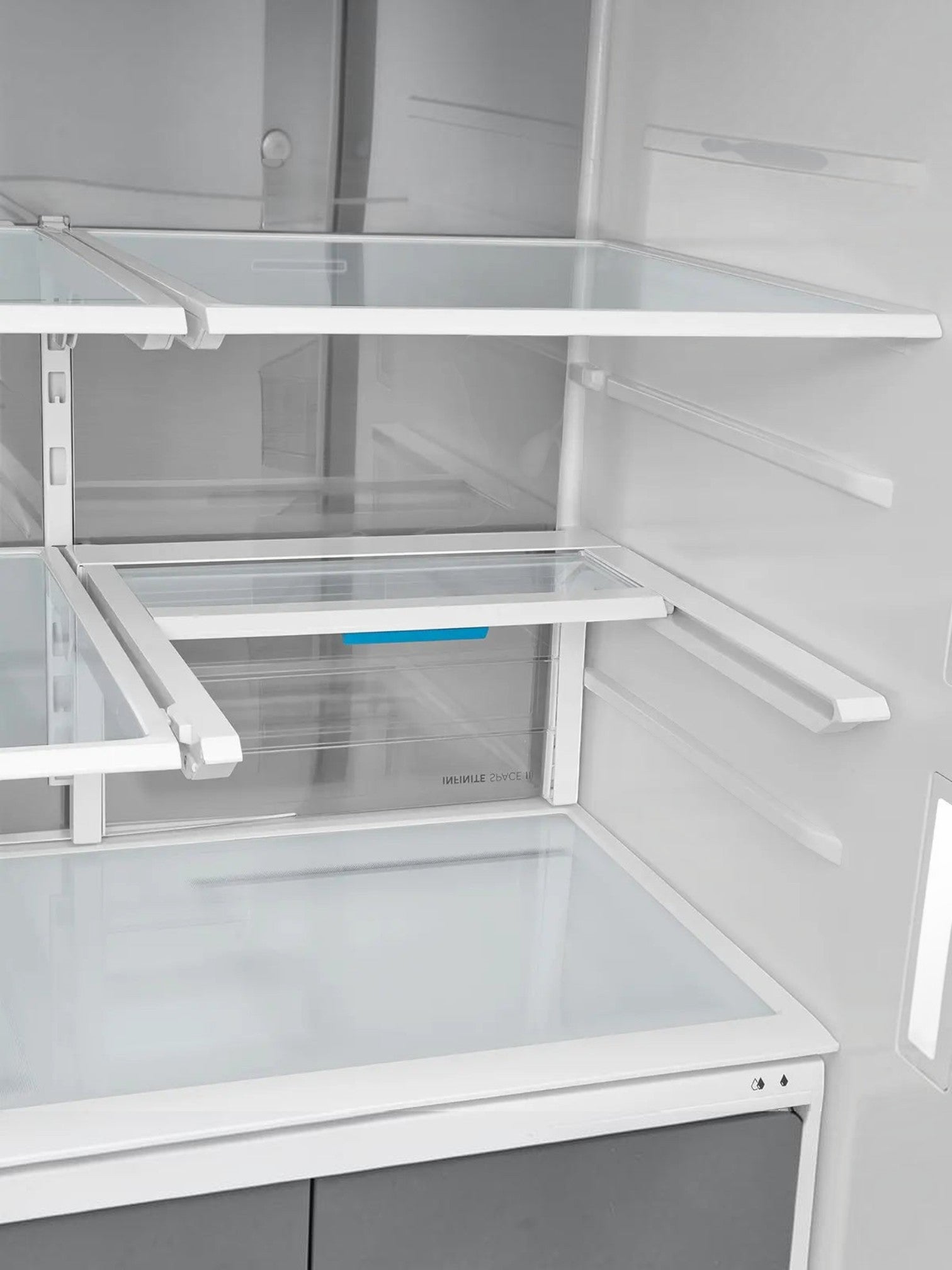 Intérieur du réfrigérateur MIDEA chez TOCO Meubles avec tablettes modulables Infinite Shelf et design spacieux