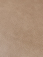 Gros plan sur le revêtement en cuir taupe de la causeuse inclinable Lewis de TOCO Meubles avec texture grainée