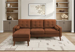 Sofa sectionnel Roumo en tissu brun rouille de TOCO Meubles avec boutons capitonnés et repose-pieds.