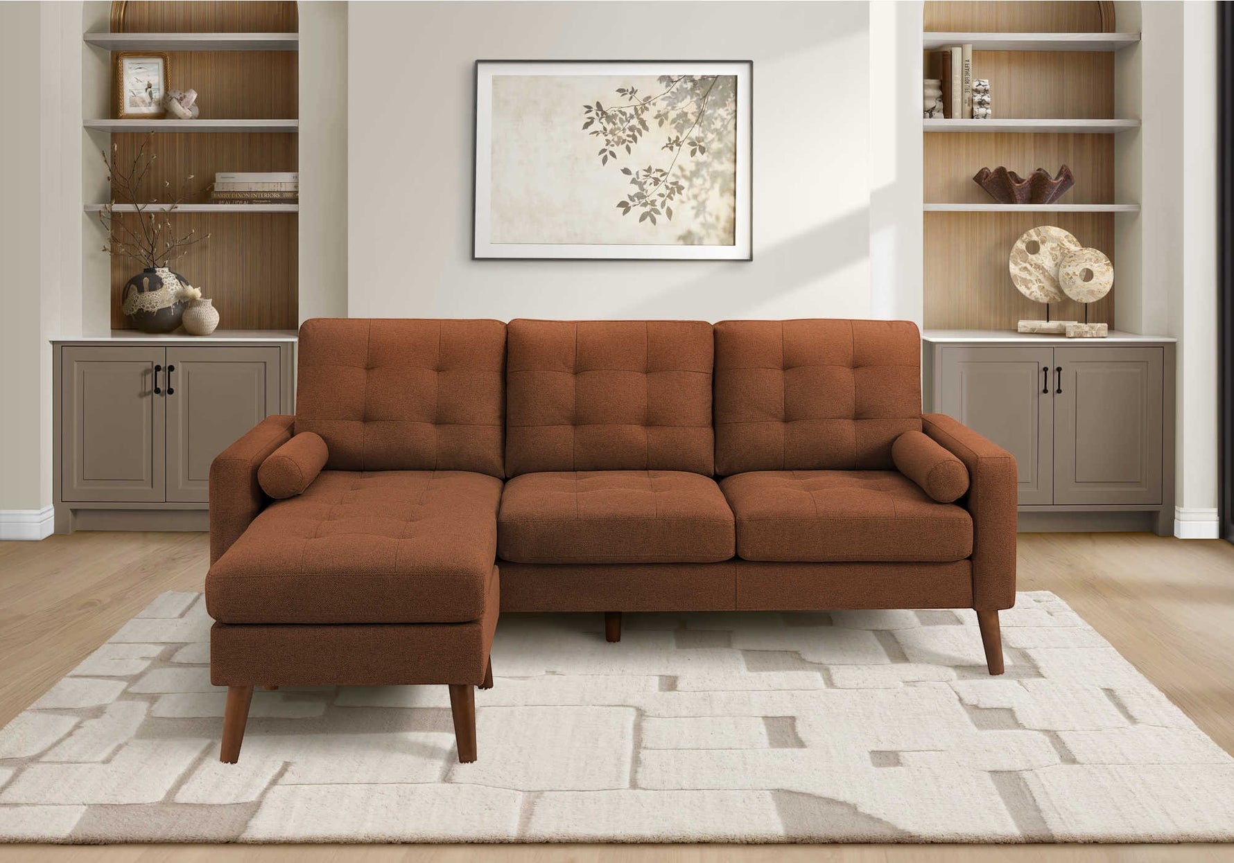 Sofa sectionnel Roumo en tissu brun rouille de TOCO Meubles avec boutons capitonnés et repose-pieds.