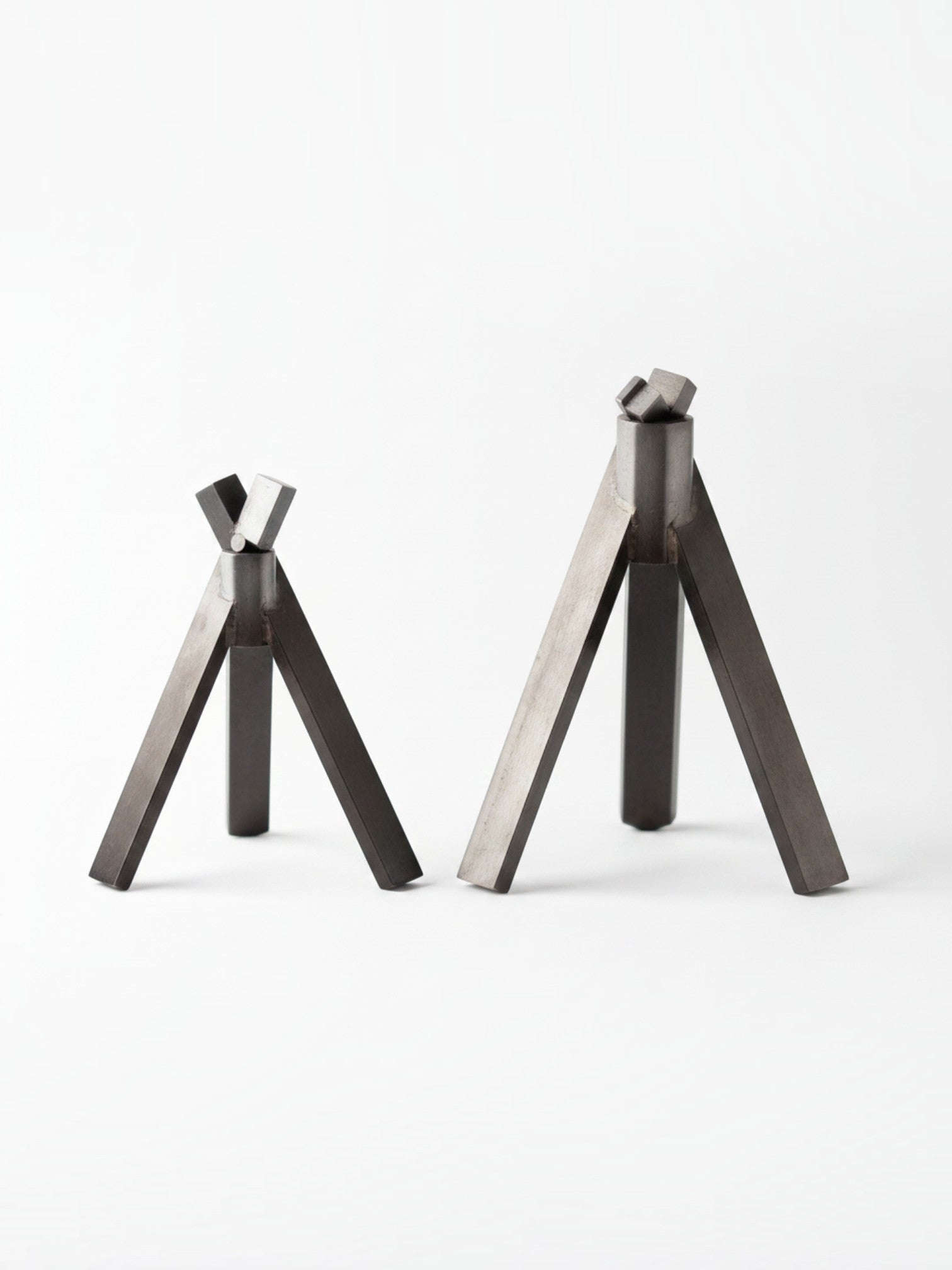 Sculptures abstraites TOCO Meubles Bastien en métal gris anthracite au design minimaliste et moderne
