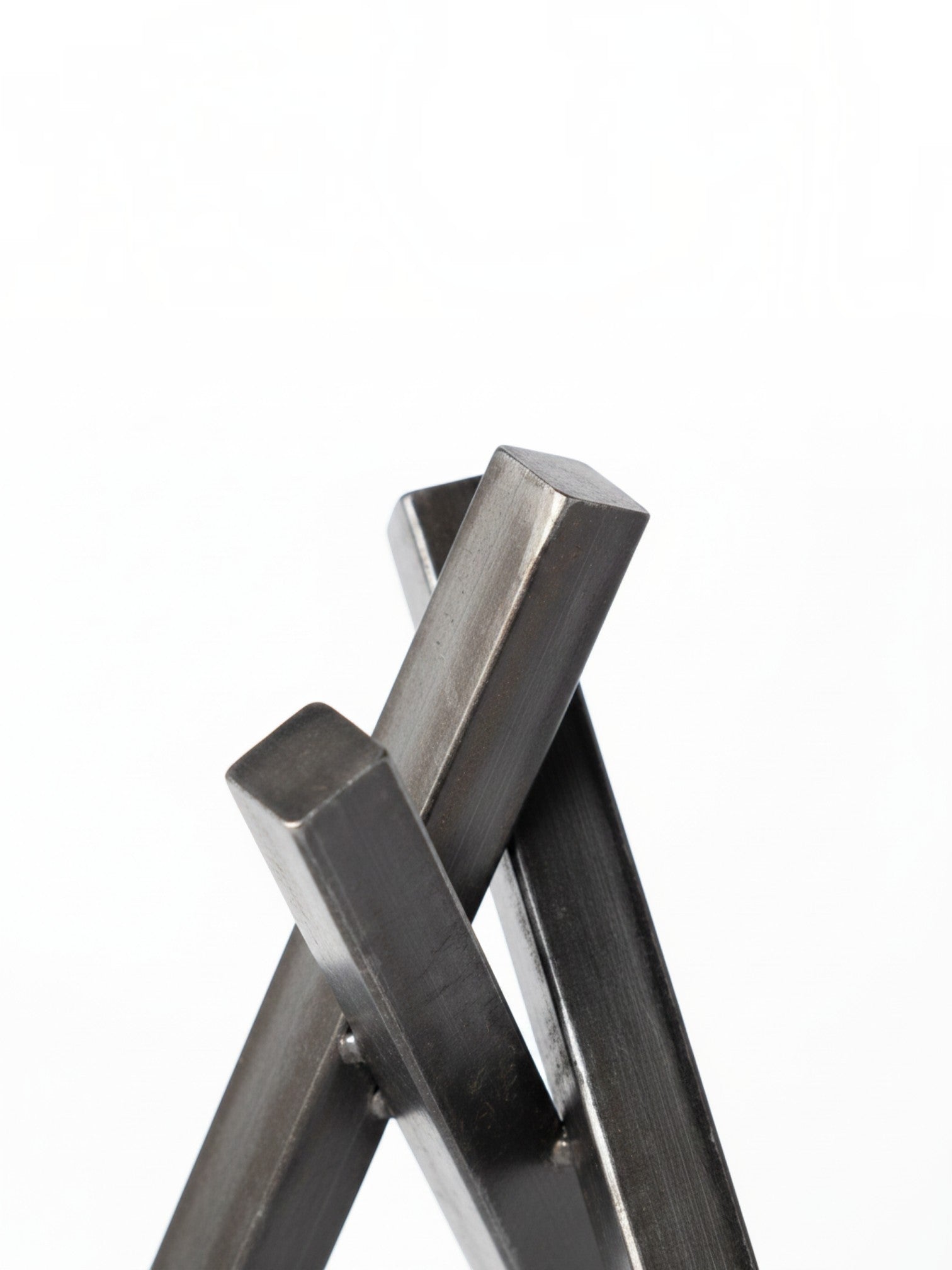 Sculpture abstraite TOCO Meubles Bastien en métal gris anthracite aux lignes minimalistes et modernes